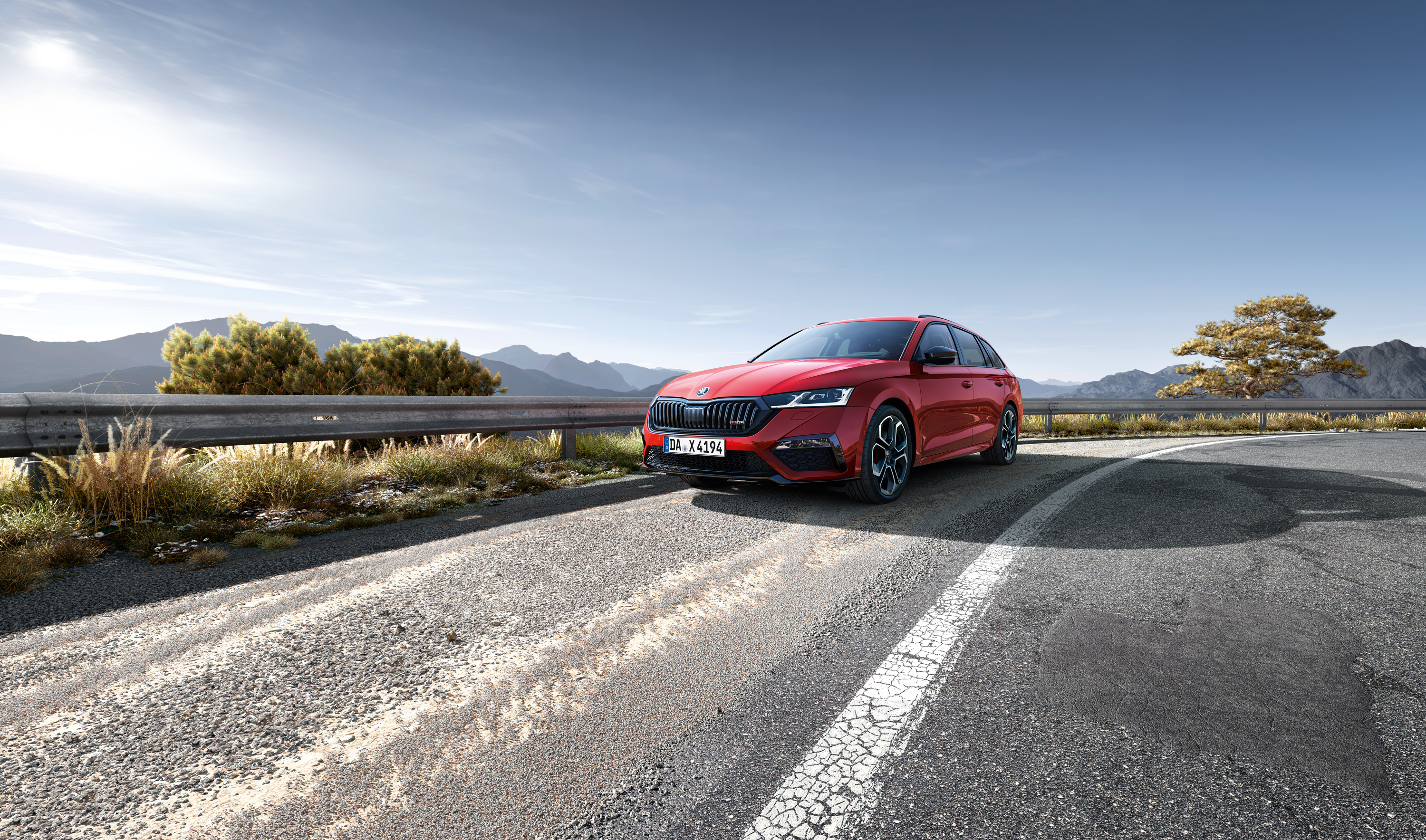 Geparkter roter ŠKODA Octavia vor Bergpanorama