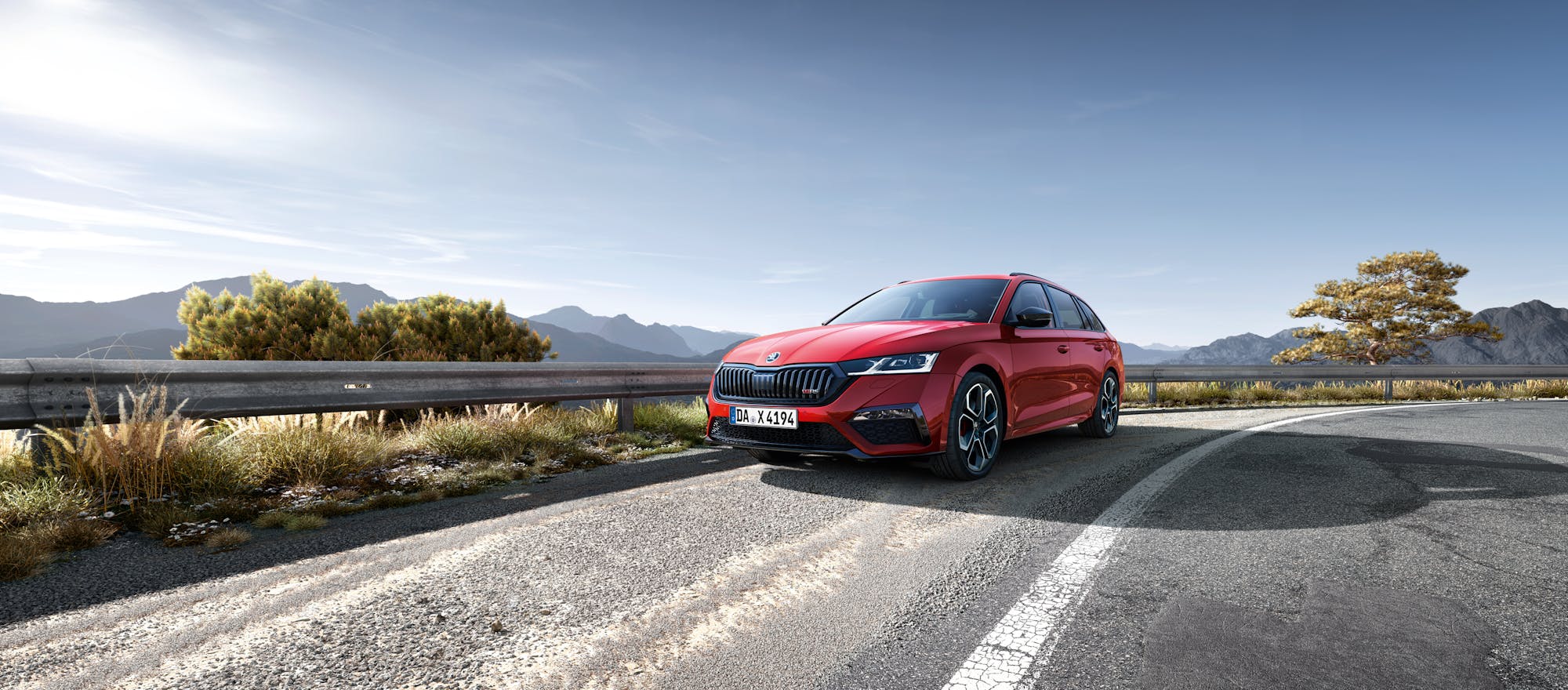 Geparkter roter ŠKODA Octavia vor Bergpanorama