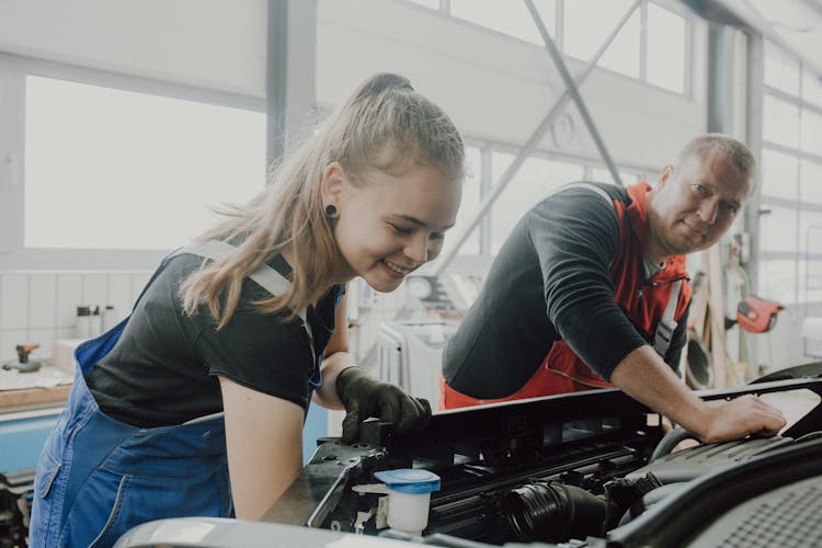 Mitarbeiter Service und Werkstatt