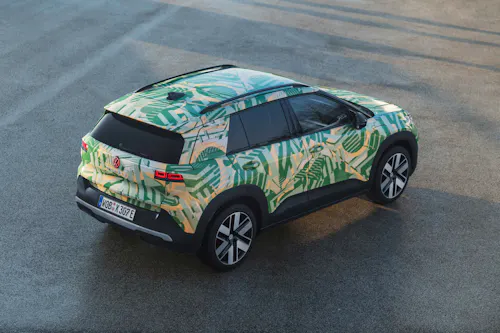 VW ID Cross Prototyp mit Tarnfolierung, Vogelperspektive auf Heck und Dach