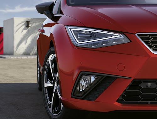Detailaufnahme der Frontscheinwerfer am SEAT Ibiza