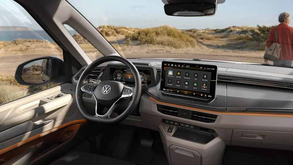 Blick aus dem Cockpit des VW California auf Dünen