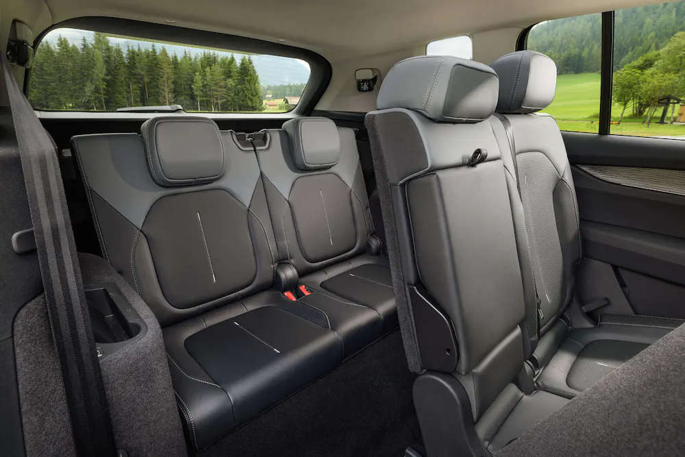 Škoda Peaq Interieur, zweite Sitzreihe mit umklappbaren Sitzen und Blick in die dritte Reihe