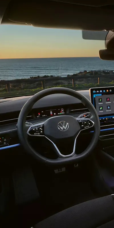 Blick über das Cockpit des Volkswagen ID7 aufs Meer