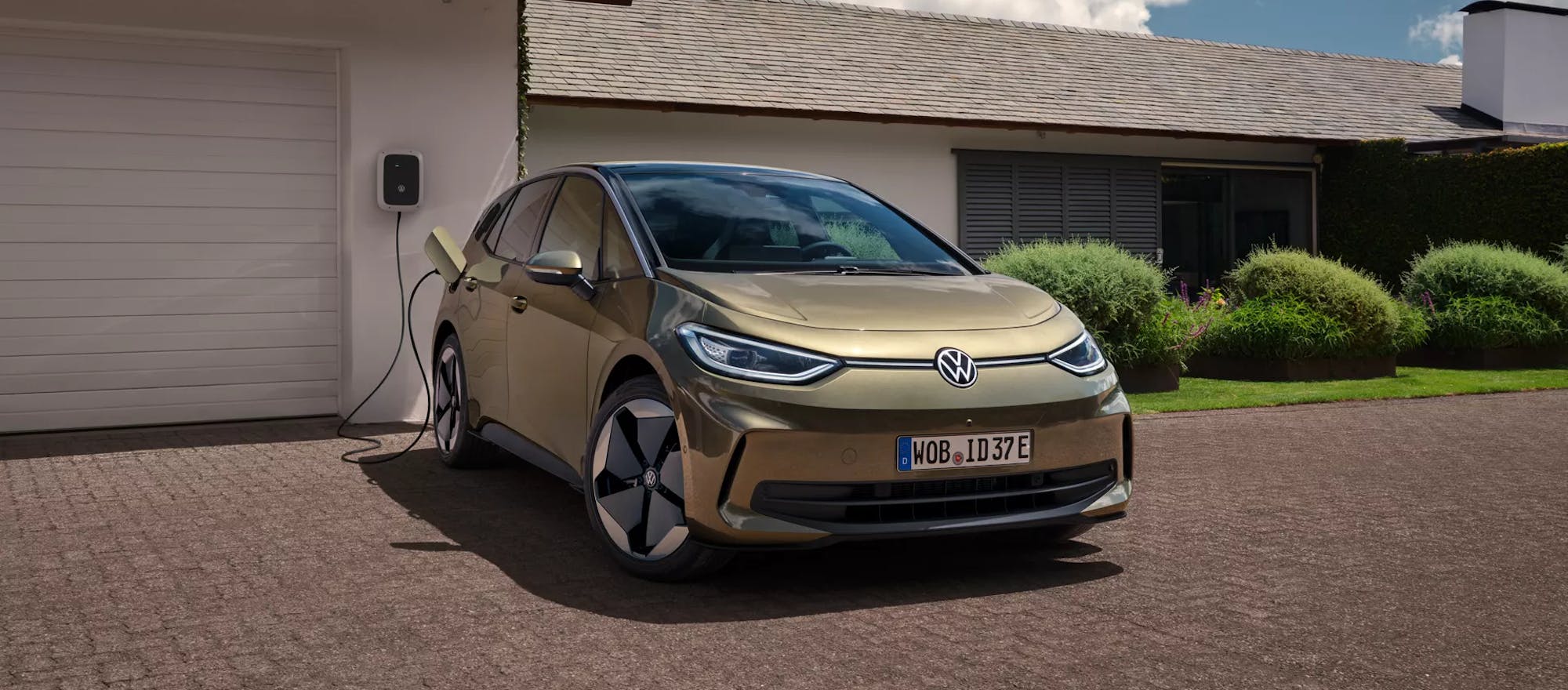 VW ID.3 während des Ladevorgangs vor einer Garage geparkt