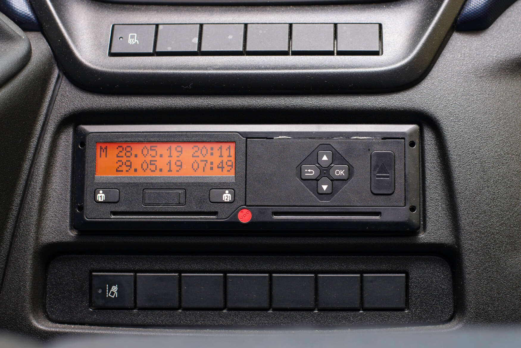 Digitaler Fahrtenschreiber im Nutzfahrzeug-Cockpit mit beleuchtetem Display, Datums- und Uhrzeitanzeige sowie zwei Kartenschächten für Fahrerkarten
