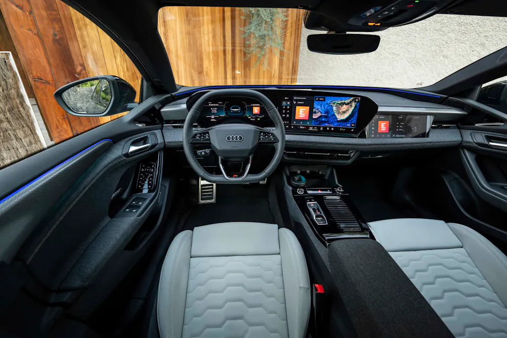 Audi S6 e-tron Interieur, Cockpit mit Panorama-Display und S-Lenkrad