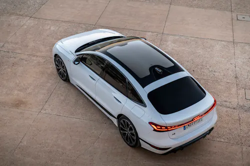 Audi A6 e-tron in Weiß, Vogelperspektive mit Panorama-Glasdach