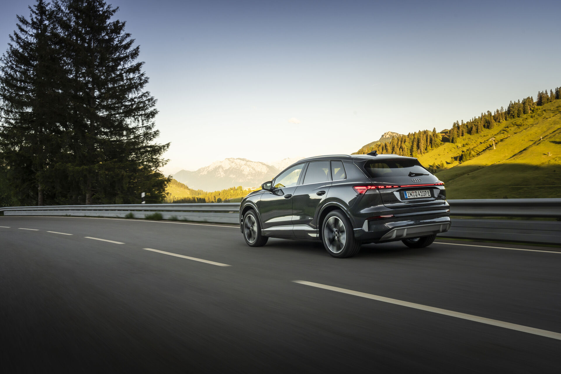 Audi Q4 e-tron – vollelektrisches SUV in Schwarz auf einer Bergstraße