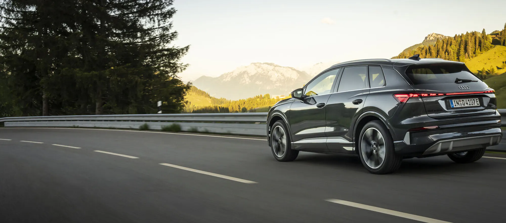 Audi Q4 e-tron – vollelektrisches SUV in Schwarz auf einer Bergstraße