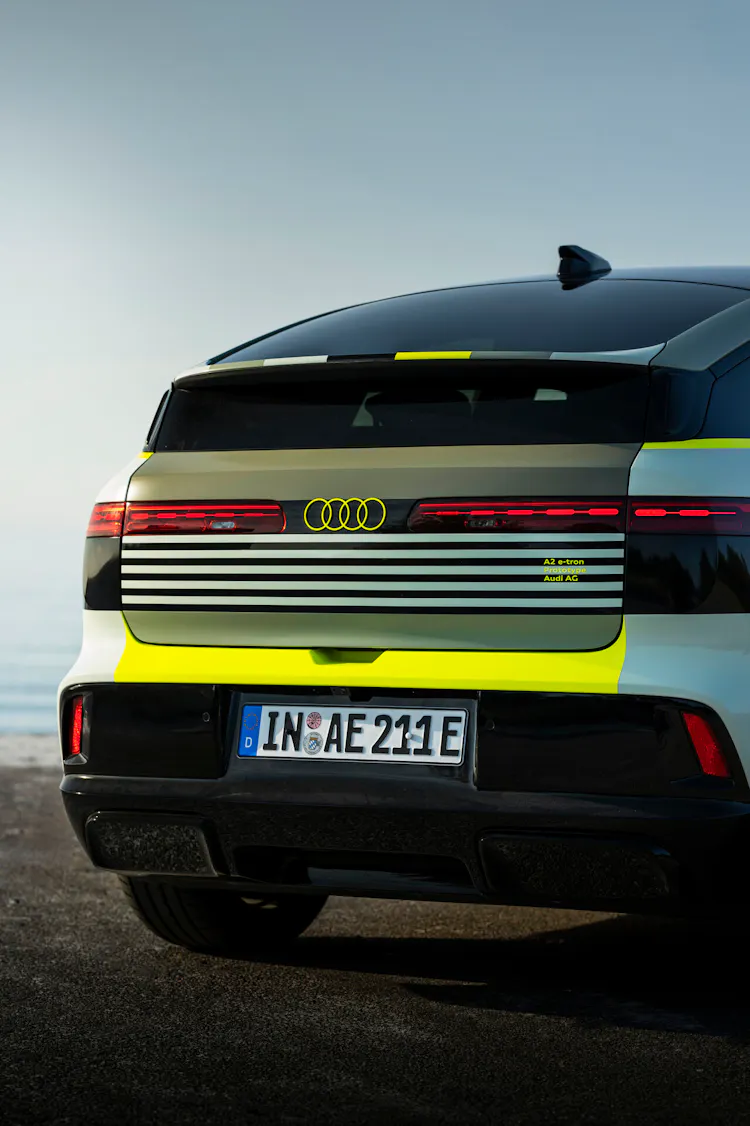 Audi A2 e-tron Prototyp Heckansicht mit durchgehendem LED-Leuchtenband und Tarnfolierung
