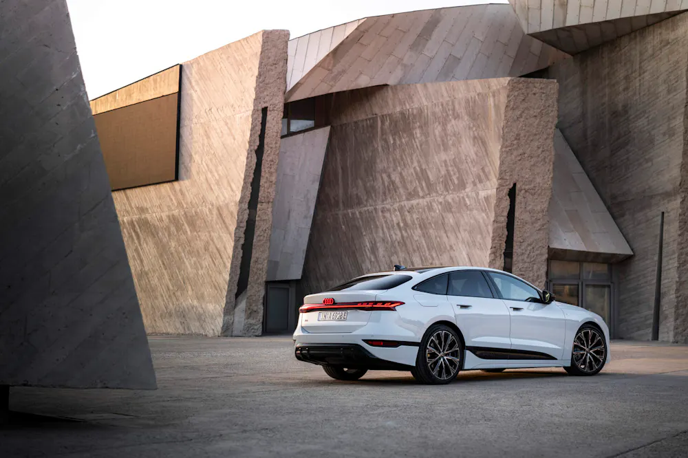 Audi A6 e-tron in Weiß, Vogelperspektive mit Panorama-Glasdach
