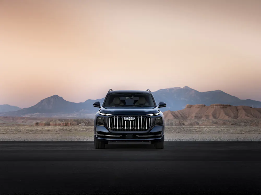 Audi Q9 Nahaufnahme des markanten Singleframe-Kühlergrills mit Audi-Logo