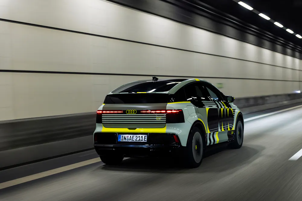 Audi A2 e-tron mit Designfolierung, Detailansicht Vorderrad und Frontpartie mit LED-Tagfahrlicht