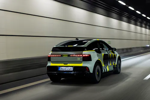 Audi A2 e-tron mit Designfolierung bei Tunnelfahrt, Heckansicht mit durchgehendem LED-Leuchtenband