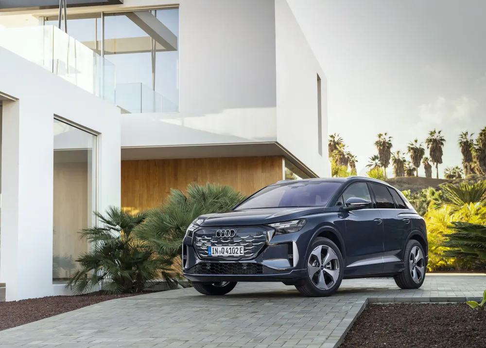Audi Q4 e-tron – Vehicle-to-Load-Funktion versorgt E-Bike mit Strom aus dem Kofferraum