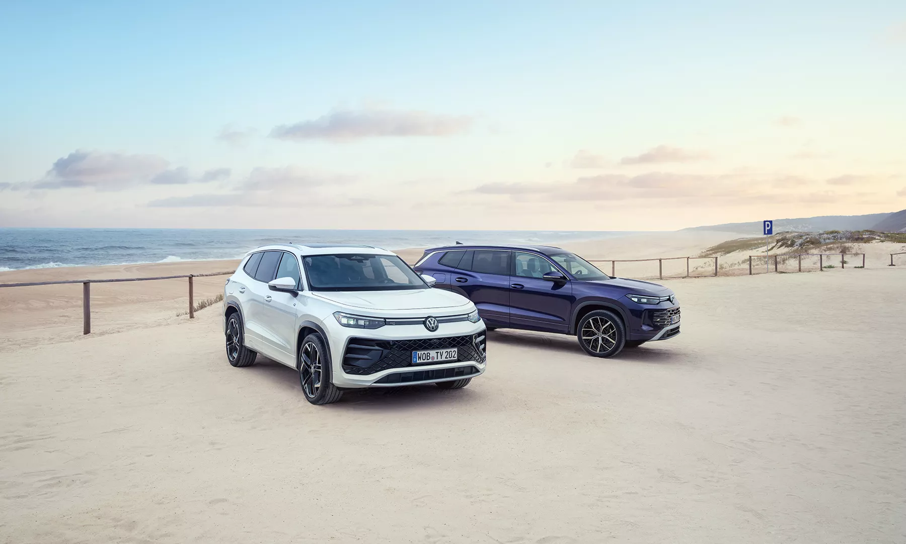 Zwei VW Tayron nebeneinander am Strand geparkt