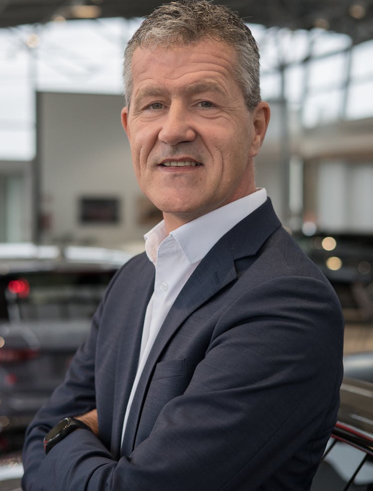 https://images.prismic.io/hoff-webpage/Z6x-DpbqstJ9-hJO_HoffmannArnsberg-25-206.jpg?auto=format%2Ccompress&rect=0%2C108%2C2585%2C3405&w=1063&h=1400