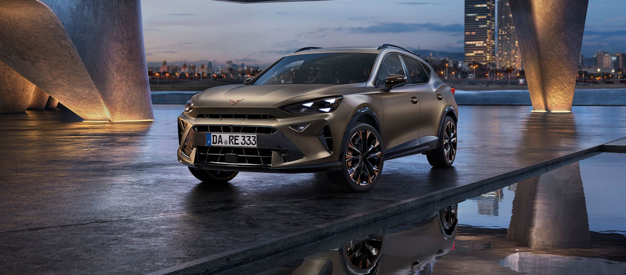 Geparkter CUPRA Formentor mit beleuchteter Skyline im Hintergrund