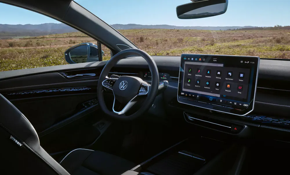 Cockpit des VW ID7 mit Multifunktionslenkrad und Touchscreen