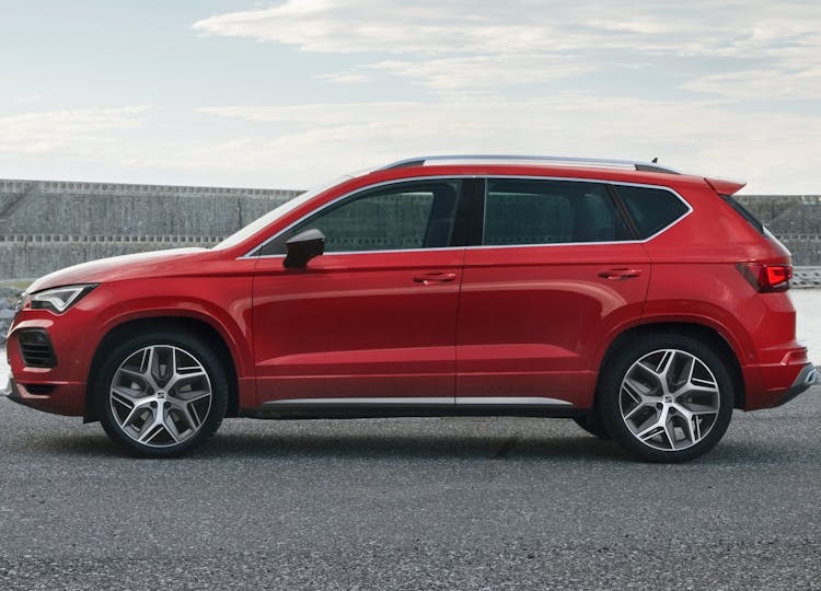 https://images.prismic.io/hoff-webpage/ZoZEix5LeNNTwxyy_seat-ateca-side.jpeg?auto=format%2Ccompress&rect=50%2C0%2C1500%2C1080&w=1500&h=1080