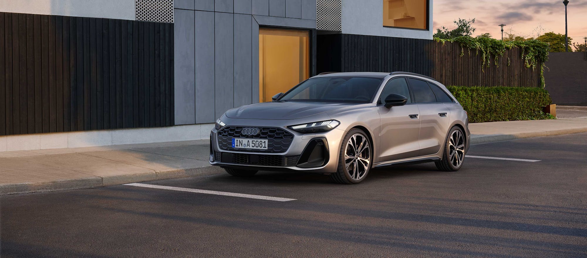 Der neue Audi A5 geparkt vor einem Gebäude