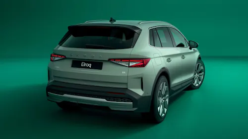 Heckansicht des Skoda Elroq in einer grünen Umgebung
