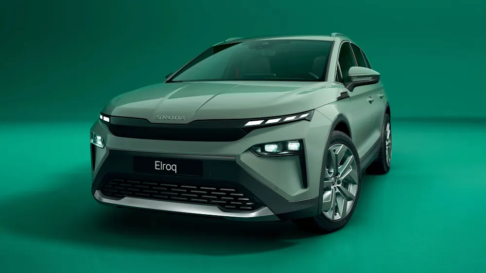 Heckansicht des Skoda Elroq in einer grünen Umgebung