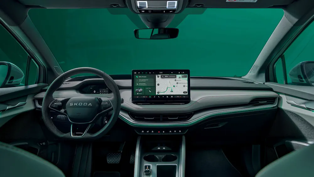 Blick auf das Cockpit mit Multifunktionslenkrad und Touchscreen im Skoda Elroq