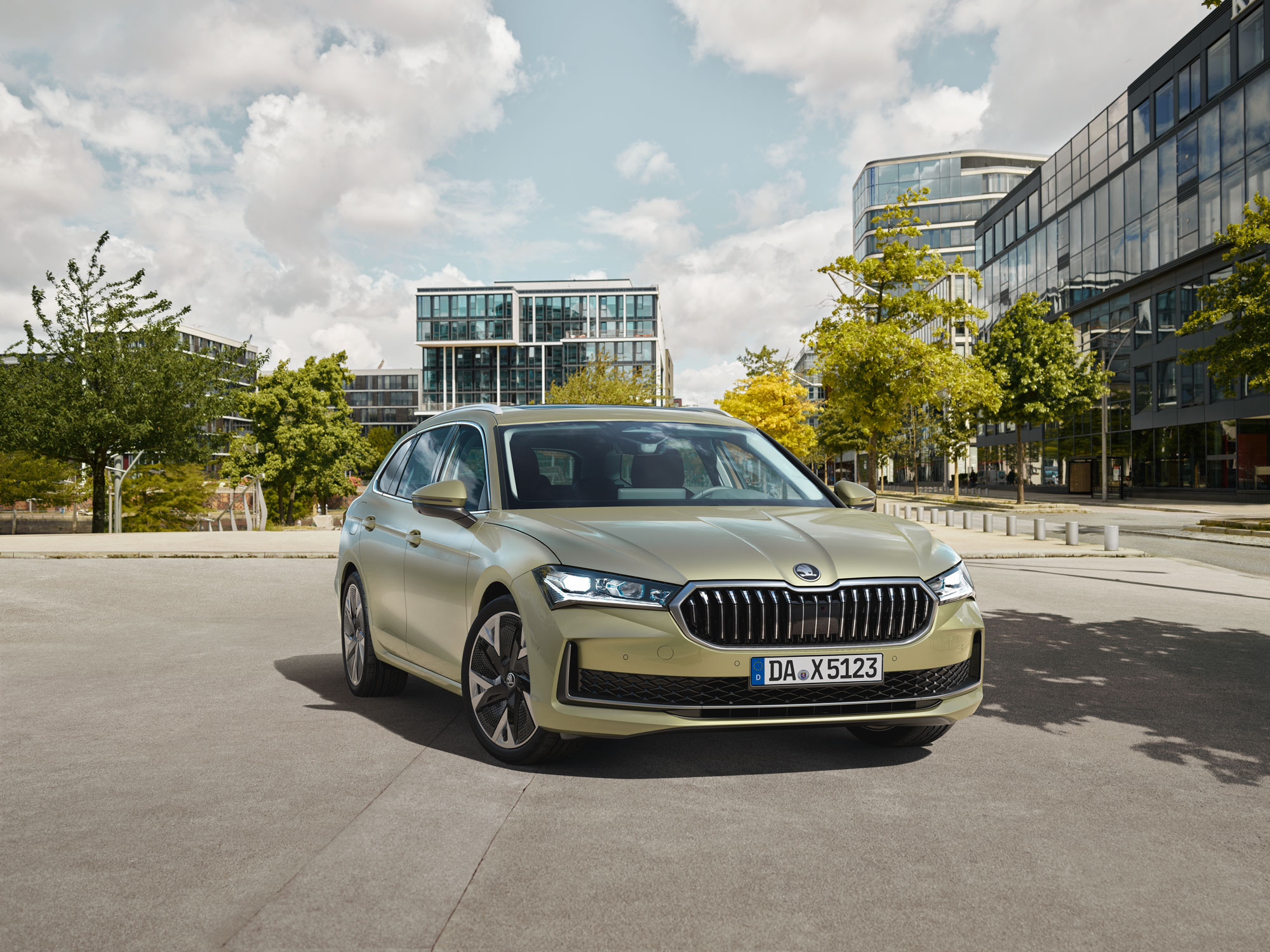 Skoda Superb in urbaner Umgebung geparkt
