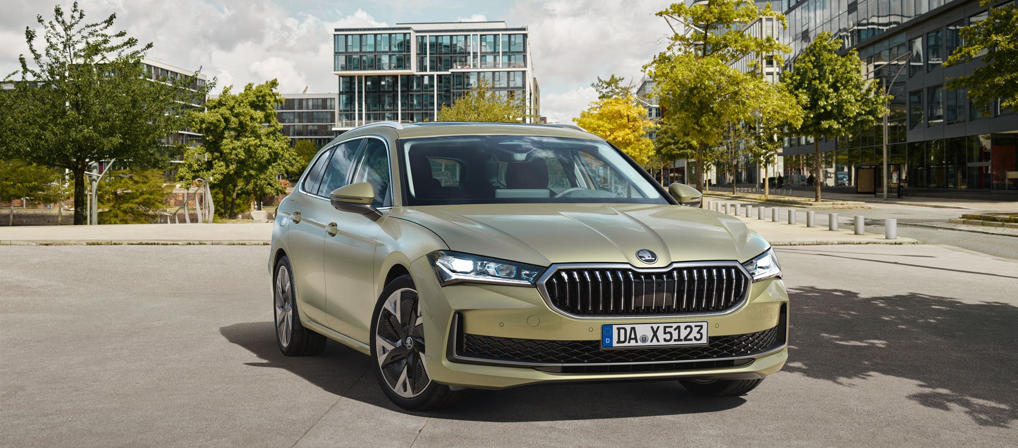Skoda Superb in urbaner Umgebung geparkt