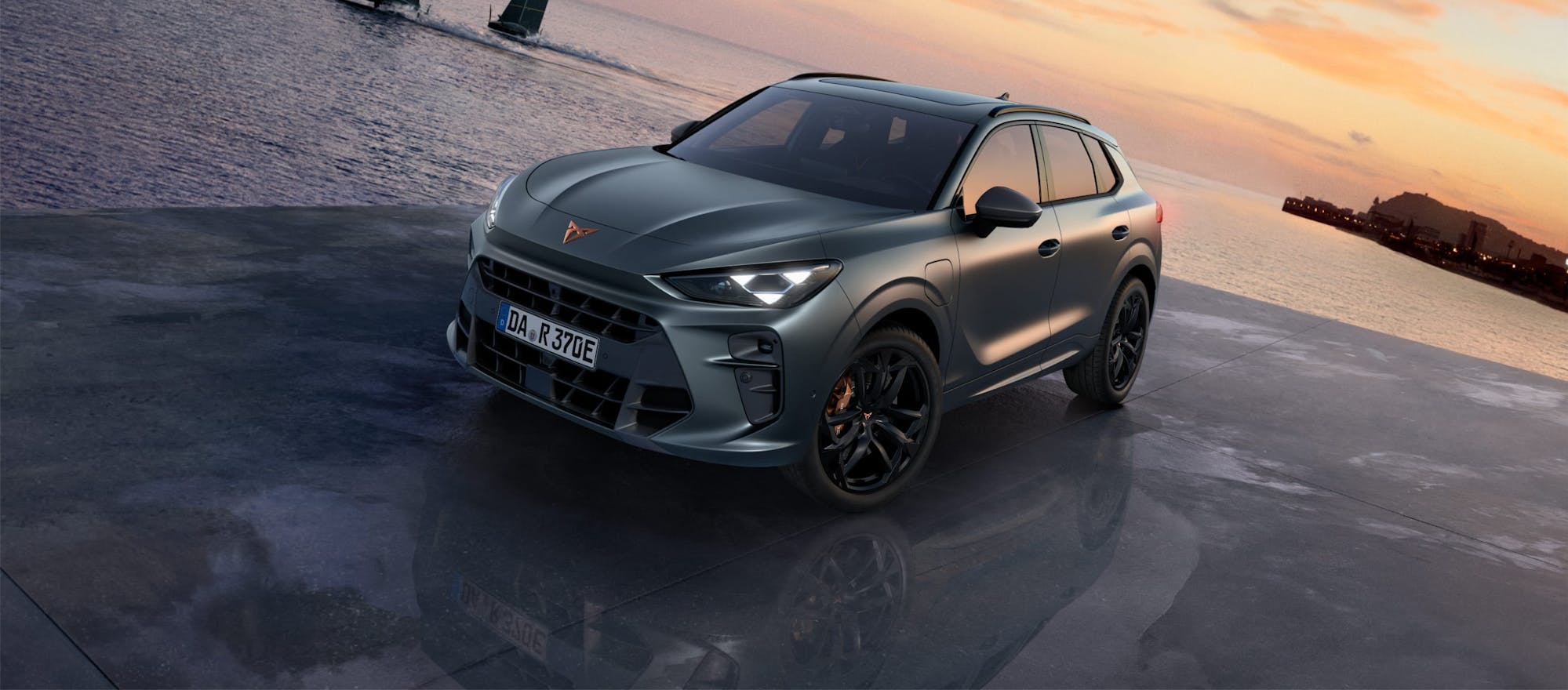 Vor dem Meer geparkter CUPRA Terramar