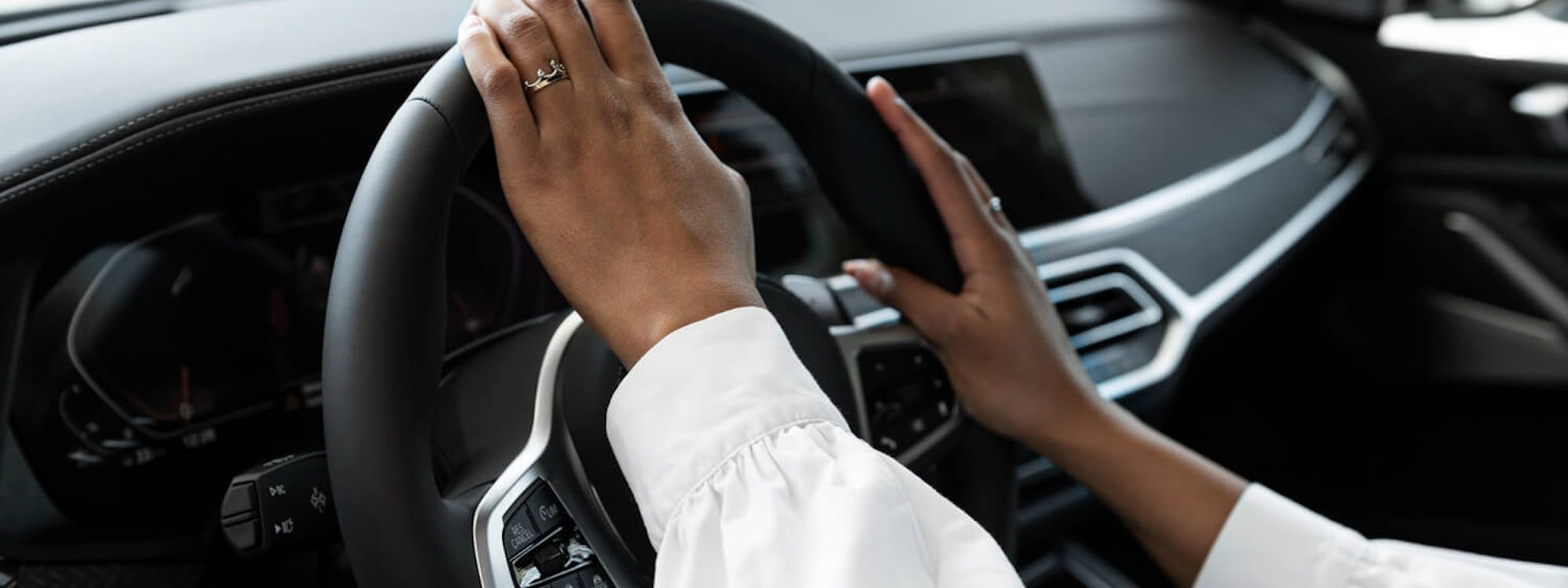 Frau an einem Multifunktionslenkrad