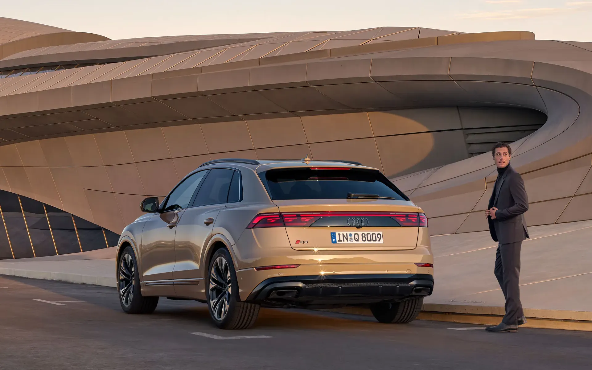 Frontansicht eines fahrenden Audi Q8 mit Bergen im Hintergrund