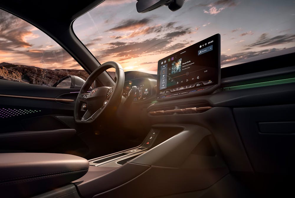 Armaturenbrett des Cupra Terramar VZ bei Sonnenuntergang