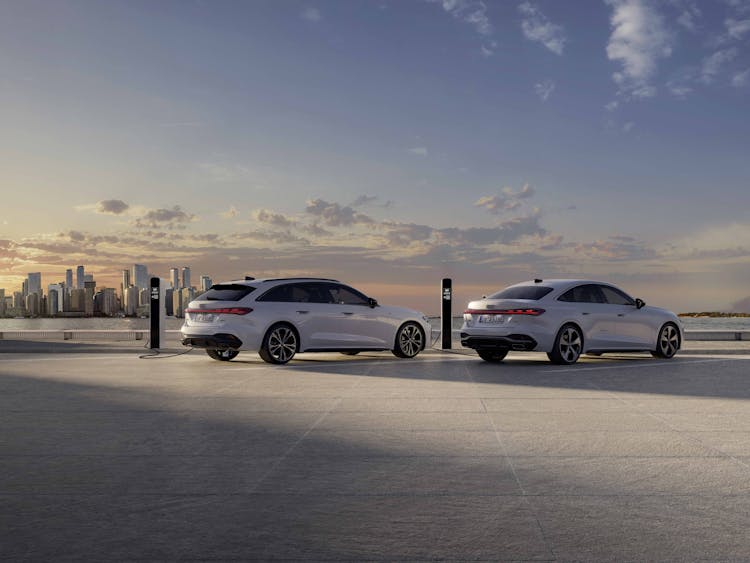 Audi A5 Avant und Audi A5 Limousine auf Parkfläche mit Skyline