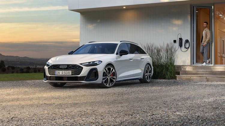 https://images.prismic.io/hoff-webpage/aGaX-3fc4bHWjBIp_audi-a5-hybrid-wochen-autohaus-hoffmann.jpg?auto=format,compress