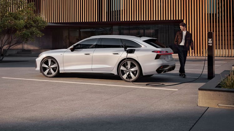 https://images.prismic.io/hoff-webpage/aGaX_Hfc4bHWjBIr_audi-a6-hybrid-wochen-autohaus-hoffmann.jpg?auto=format,compress