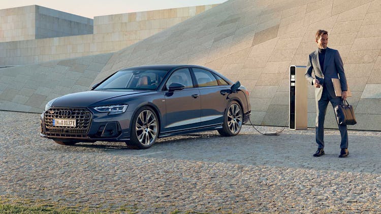 https://images.prismic.io/hoff-webpage/aGaX_Xfc4bHWjBIs_audi-a8-hybrid-wochen-autohaus-hoffmann.jpg?auto=format,compress