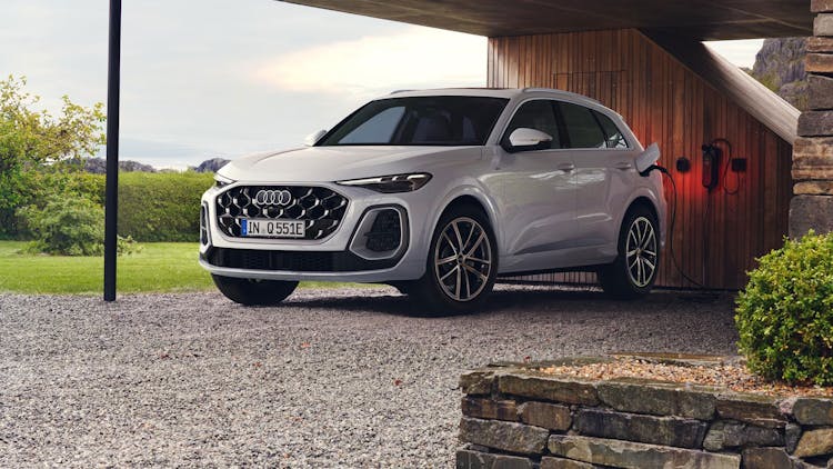 https://images.prismic.io/hoff-webpage/aGaX_nfc4bHWjBIt_audi-q5-hybrid-wochen-autohaus-hoffmann.jpg?auto=format,compress
