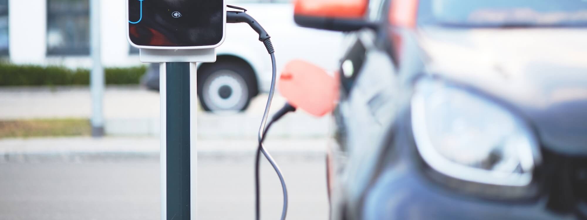 Elektrofahrzeug an Ladestation