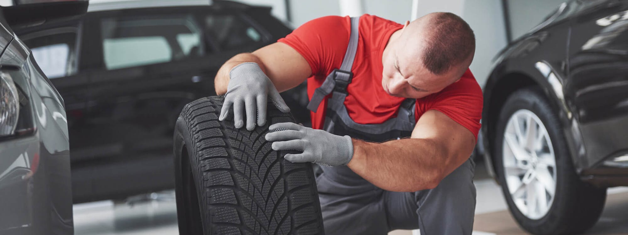 Automechaniker, der nach der richtigen Reifengröße schaut