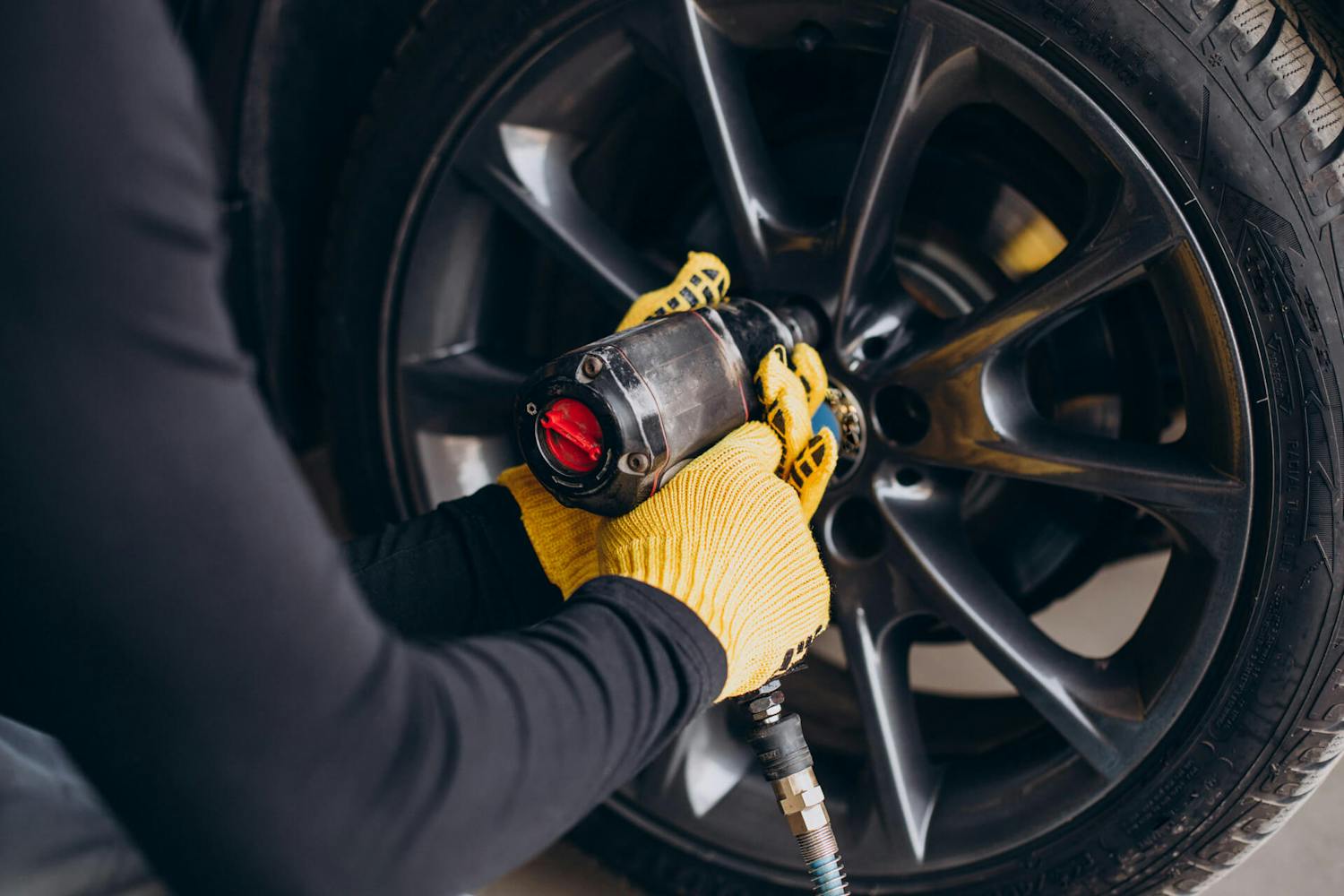 Reifen mit richtiger Größe wird an Auto montiert
