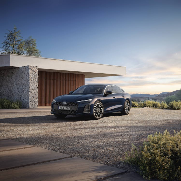 Audi A6 vor einer Garage