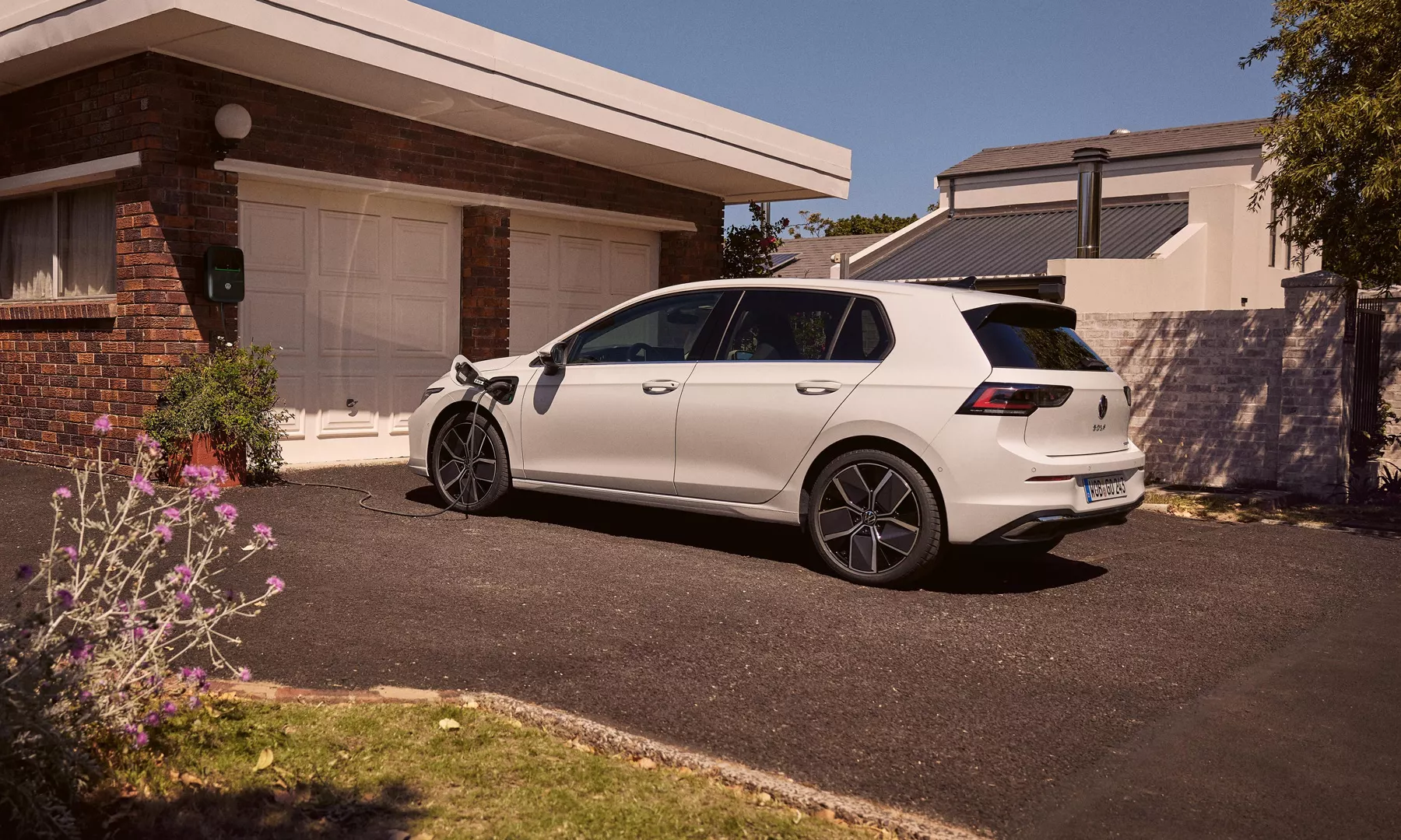 VW Golf vor der Garage