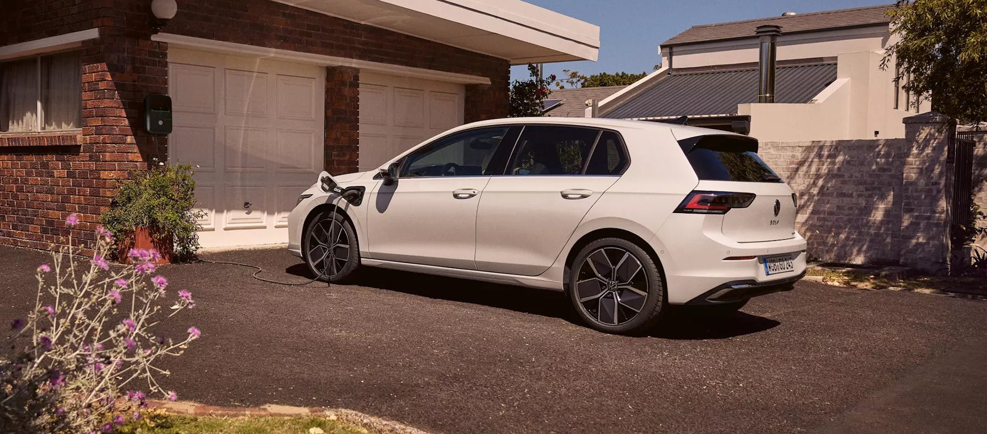 VW Golf vor der Garage