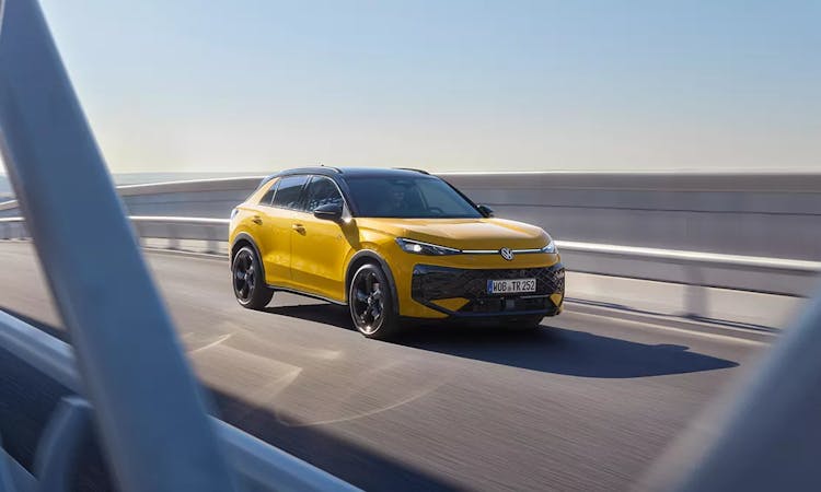 gelber VW T-Roc R während der Fahrt