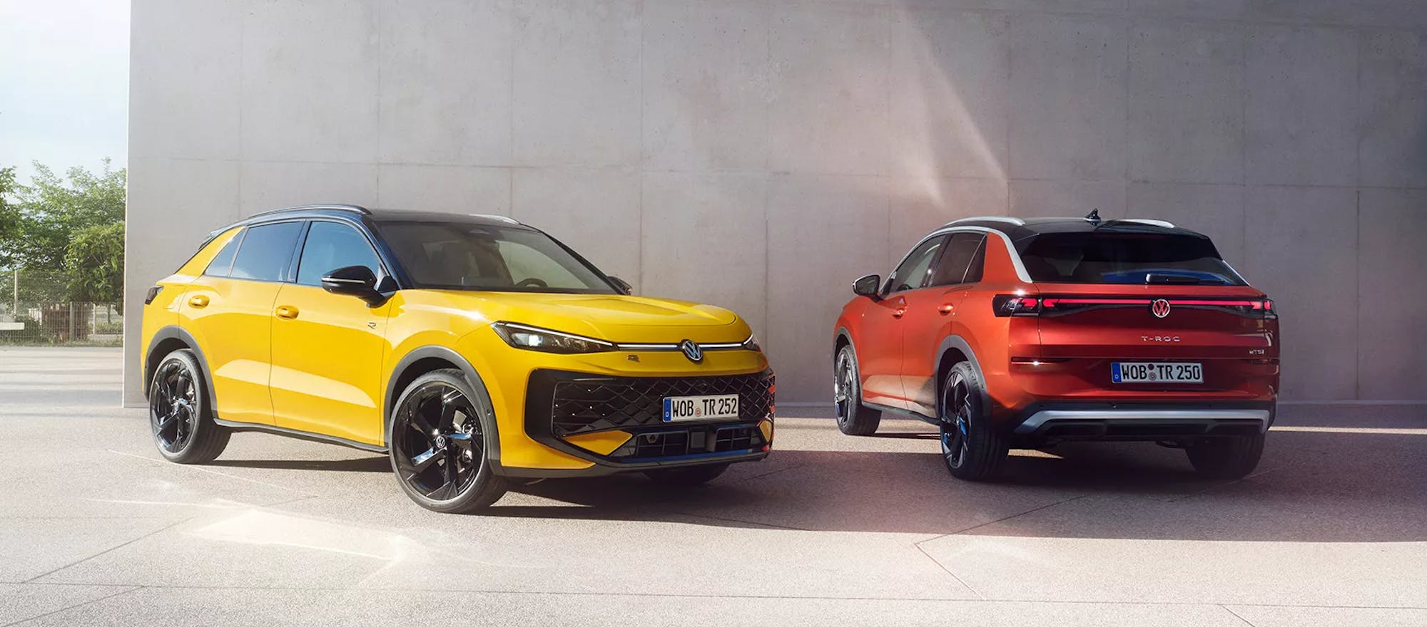 VW T-Roc geparkt in Front- und Heckansicht