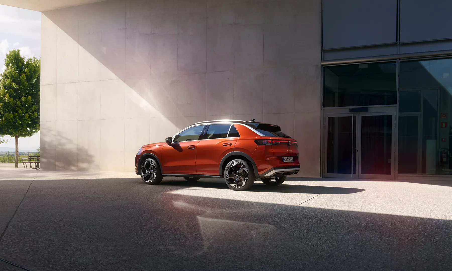 Geparkter VW T-Roc vor einem Gebäude