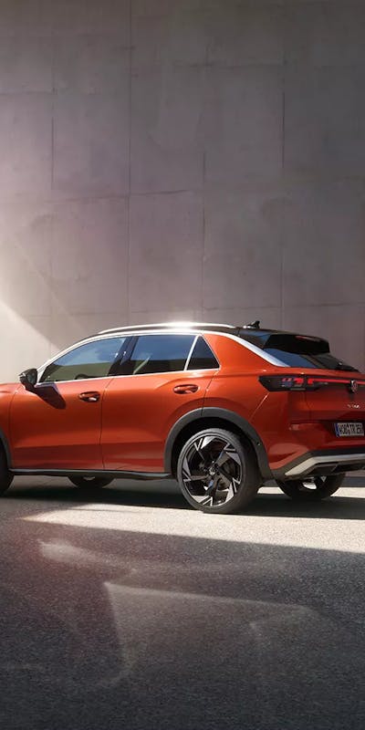 Geparkter VW T-Roc vor einem Gebäude